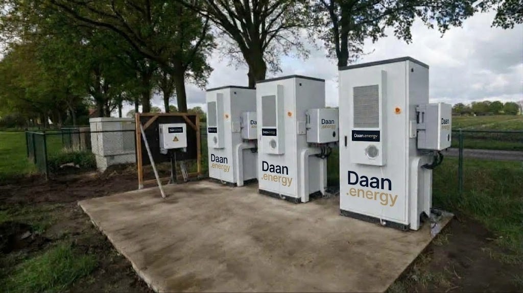 Drie batterijcabinetten van 241 kWh bij een agrarisch bedrijf in Made