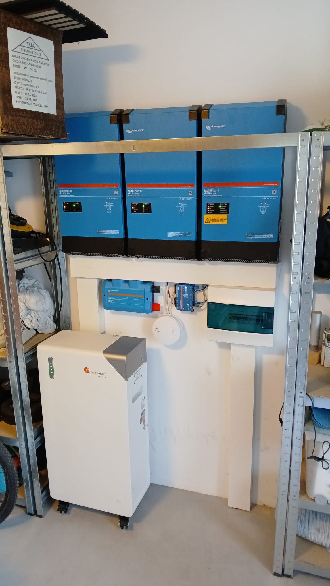 Drie Victron MultiPlus-II omvormers met een Felicity-batterij van 16 kWh in de garage bij familie Brust in Assen
