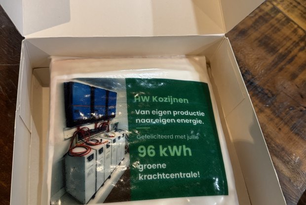 Taart voor HW Kozijnen met een foto van de installatie en de tekst 96 kWh groene krachtcentrale