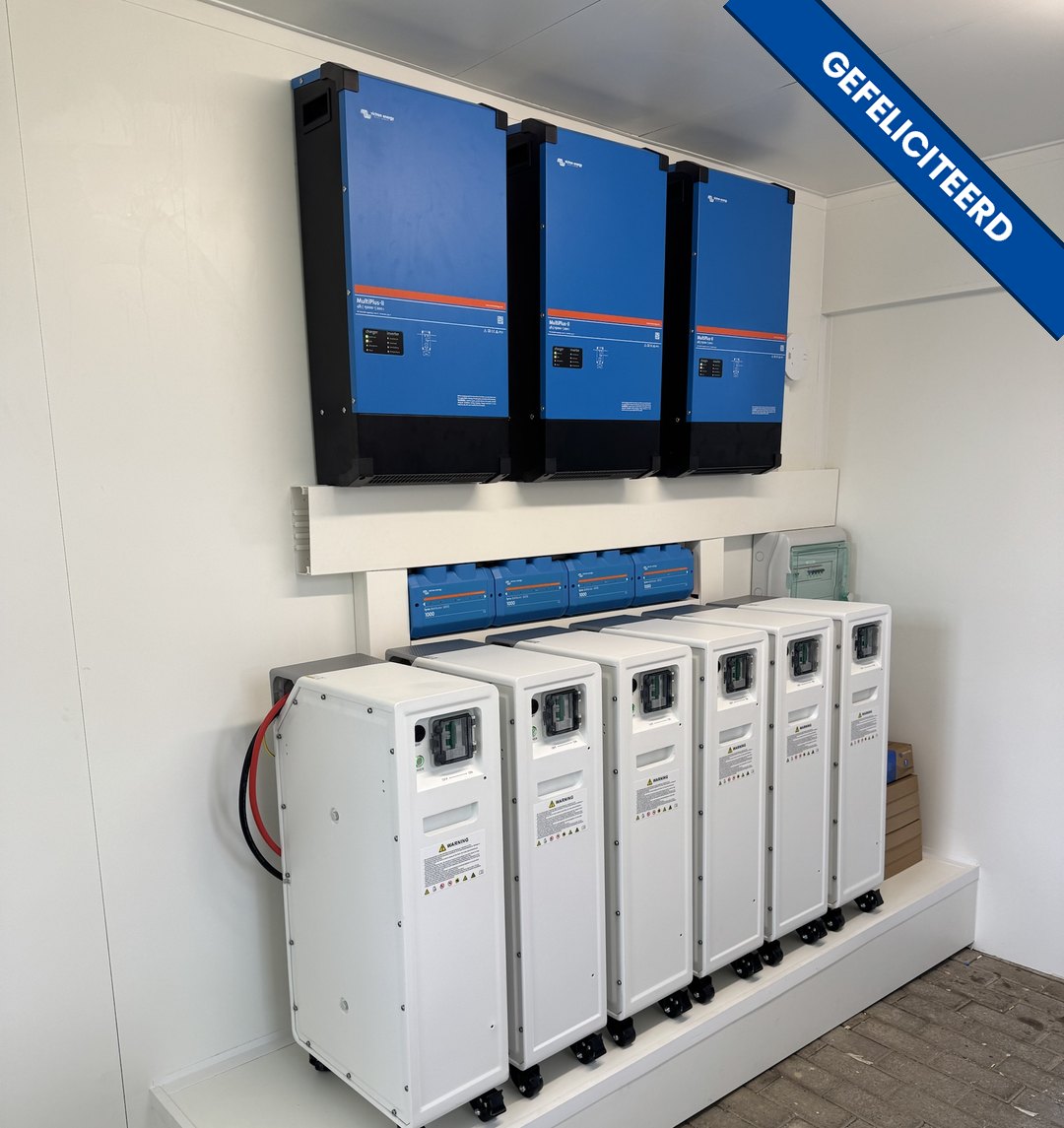 96 kWh batterijopslag bij HW Kozijnen in Mookhoek: drie Victron-omvormers aan de wand en zes Felicity-batterijmodules eronder