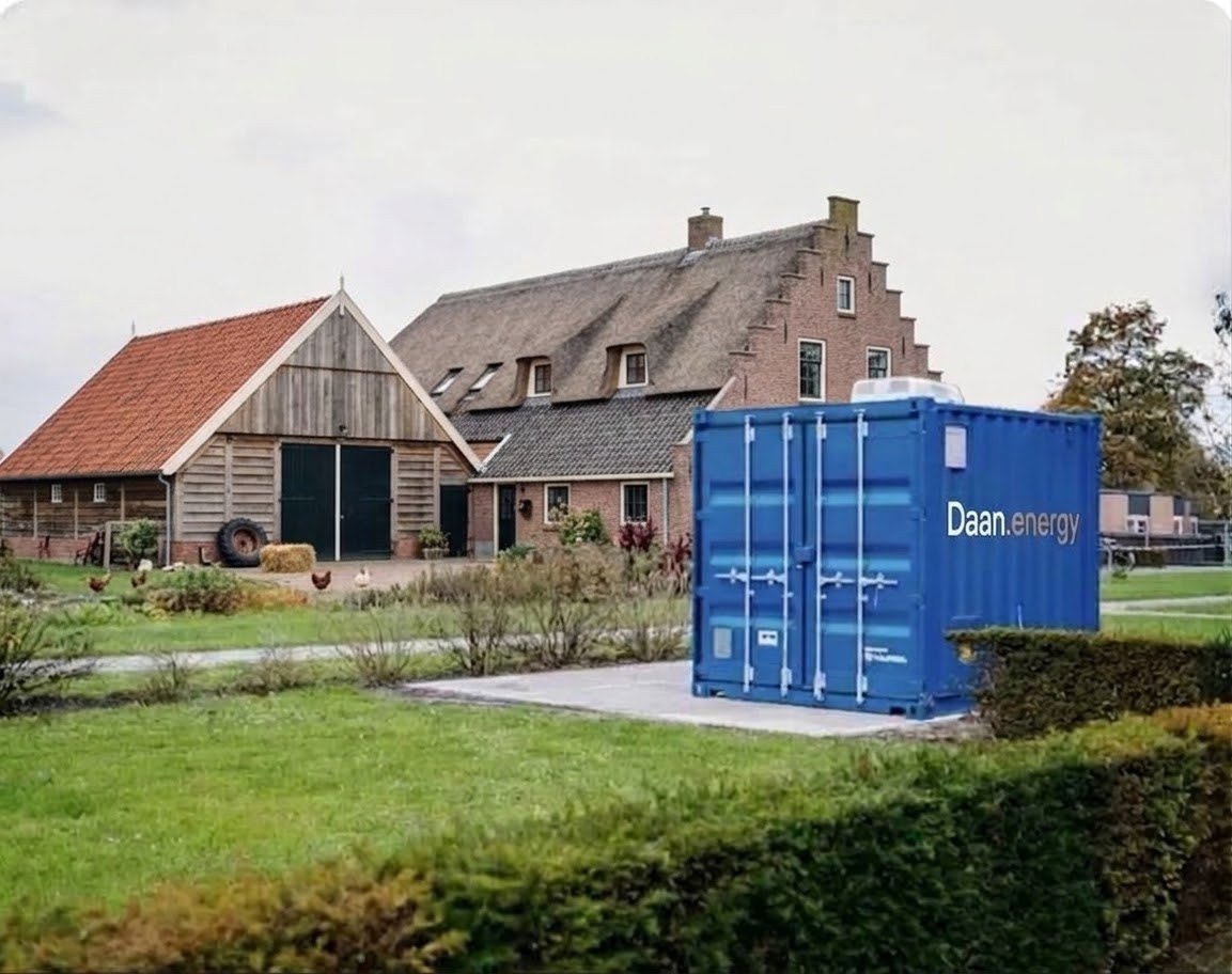 Daan.energy opslagcontainer op het erf van een boerderij in Ottoland
