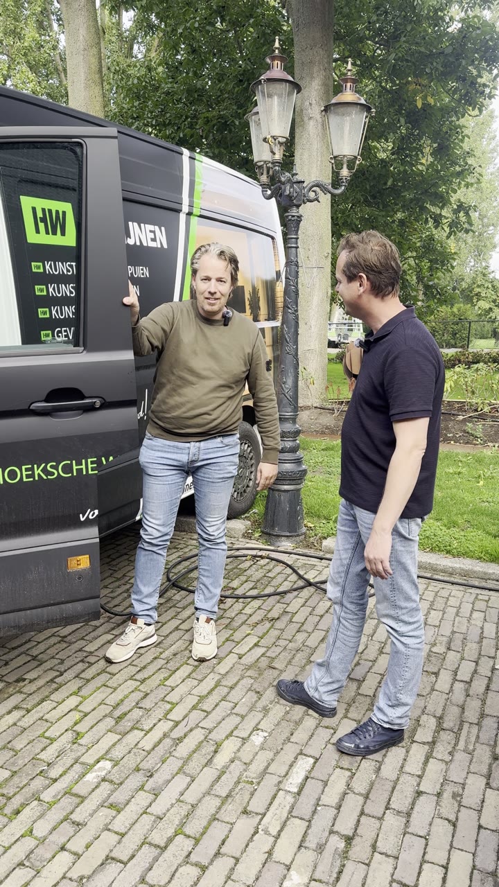 Bedrijfsbus van HW Kozijnen aan de laadpaal op het eigen terrein