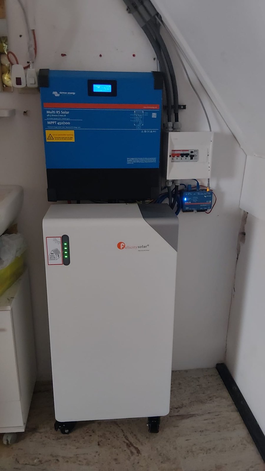 Victron Multi RS Solar met batterij op zolder in Hendrik-Ido-Ambacht