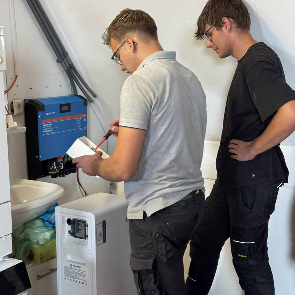 Niels en Gert-Jan sluiten een batterijsysteem aan op een Victron-omvormer